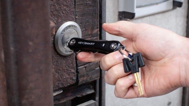 KeySmart Pro: organizador de teclas con localizador GPS y luz LED