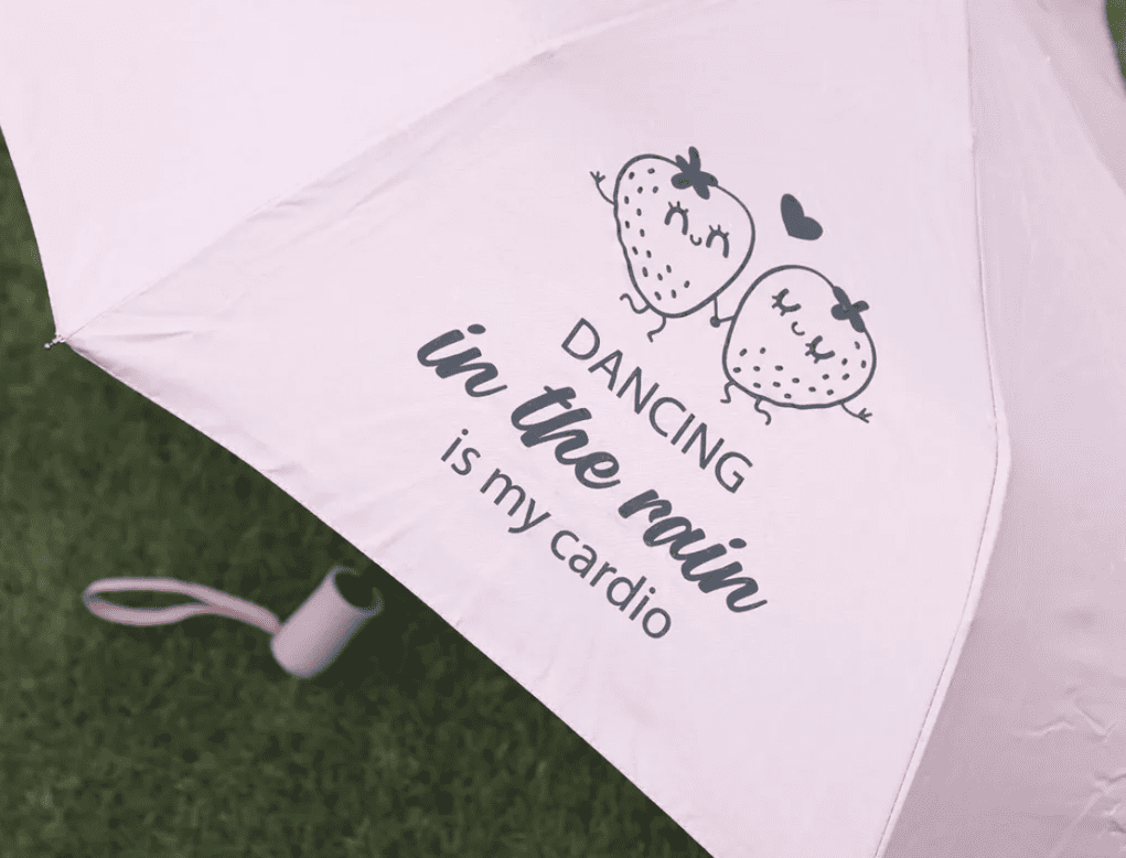 Paraguas plegable rosa – Dancing in the rain is my cardio