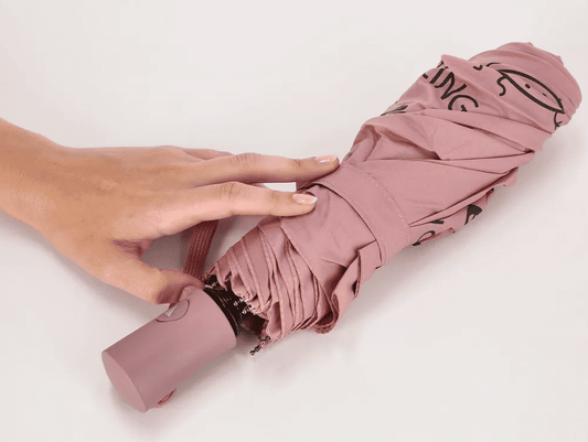 Paraguas plegable rosa – Dancing in the rain is my cardio